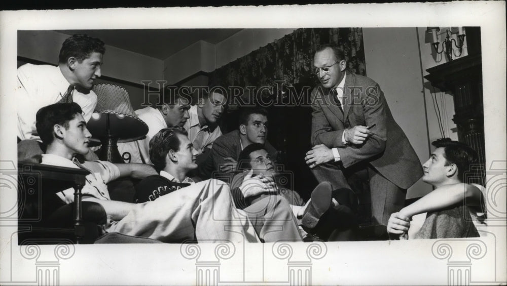 1946 Press Photo Head George Munger &amp; U of Pennsylvania players- Historic Images