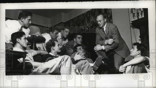 1946 Press Photo Head George Munger & U of Pennsylvania players- Historic Images