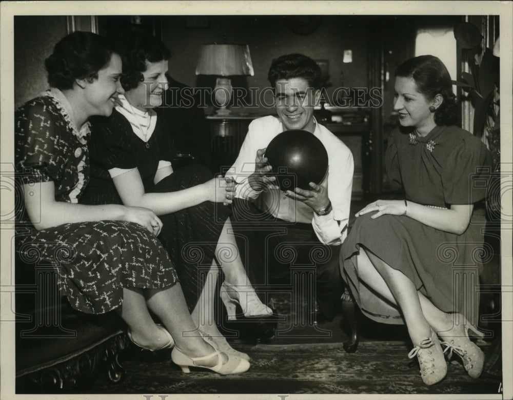 Press Photo Alphonse Pociask bowler explains 300 game to 3 women - nes49893- Historic Images