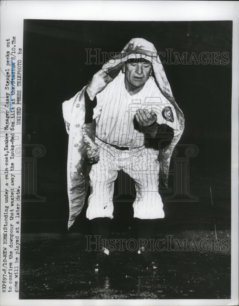 1952 Press Photo New York Yankees manager Casey Stengel checks on rainfall