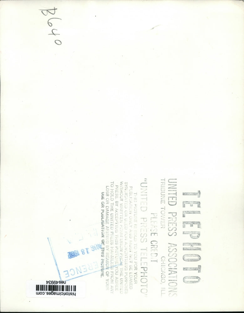 1952 Press Photo New York Yankees manager Casey Stengel checks on rainfall