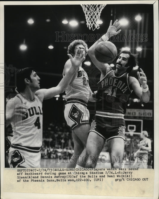 1973 Press Photo Bulls Jerry Sloan and Dennis Awfrey go for ball. Suns Neal Walk- Historic Images