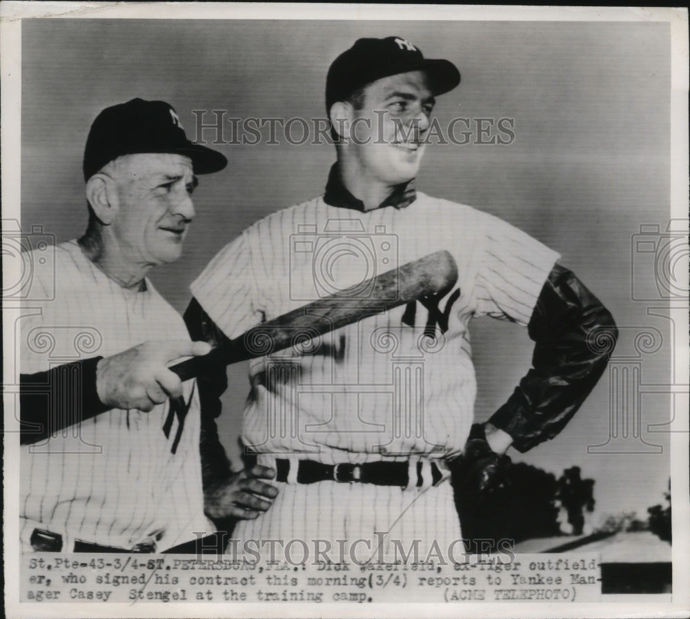 1950 Press Photo Yankees manager Casey Stengel, new outfielder Dick Wakefield- Historic Images