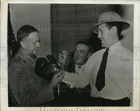 1942 Press Photo Boxer Tommy Loughran removes gloves and joins US Marines- Historic Images