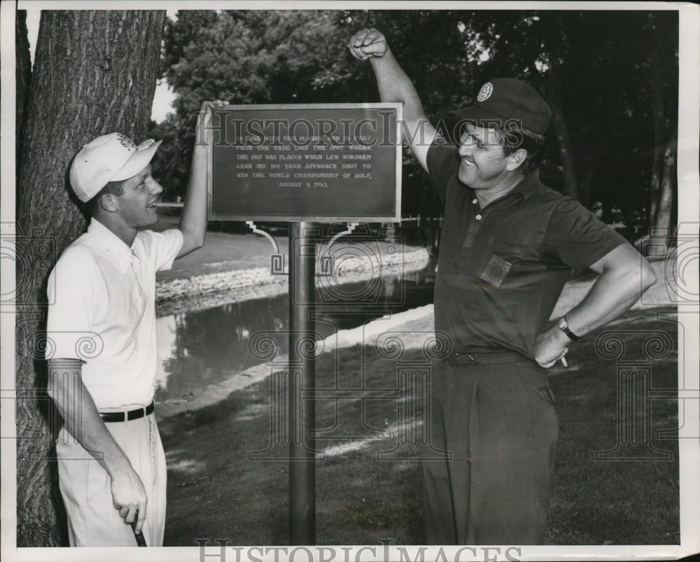 1954 Press Photo Amateur golfer Fred Jones with pro golfer Lou Worsham- Historic Images