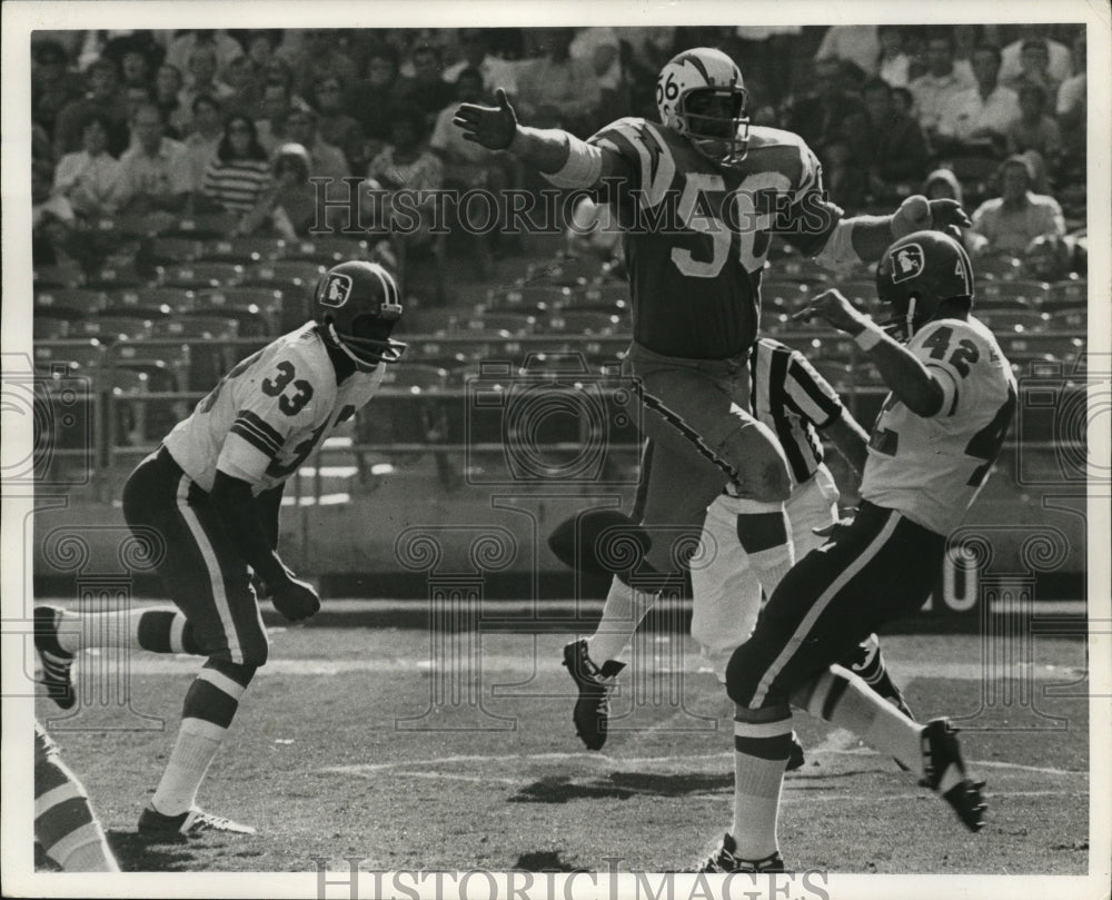 1971 Press Photo Bob Bruggers of the Charges tries to block a Denver punt- Historic Images