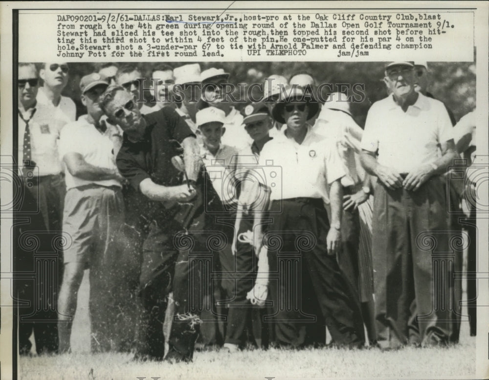 1961 Press Photo Earl Stewart, Jr blasts out of rough during Dallas Open