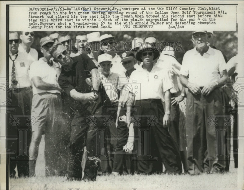 Load image into Gallery viewer, 1961 Press Photo Earl Stewart, Jr blasts out of rough during Dallas Open
