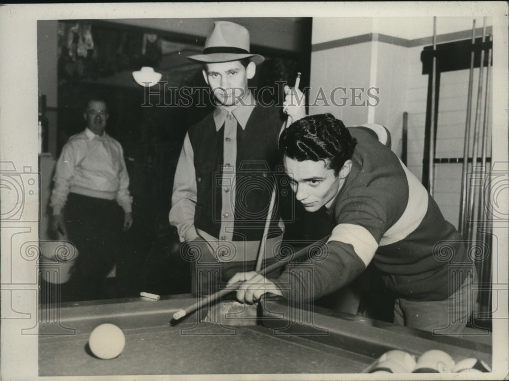 1939 Press Photo Jockeys J. Estrope, R. Neves play pool before Santa Anita Derby- Historic Images