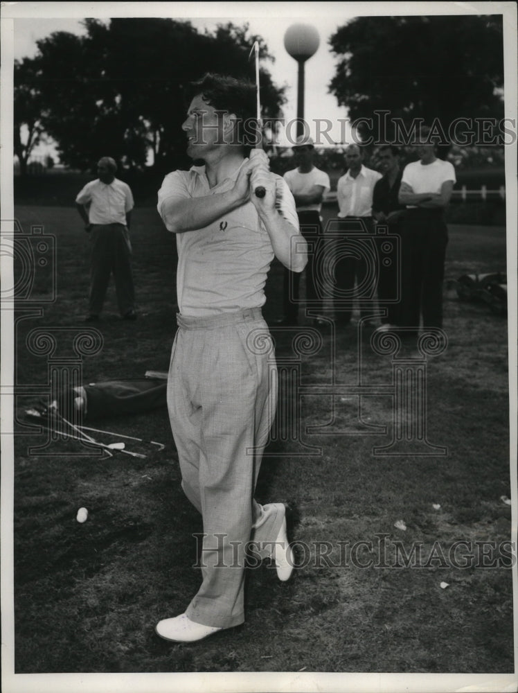 1953 Press Photo Golfer Dai Rees practices on Tom O&#39;Shanter Country Club course- Historic Images