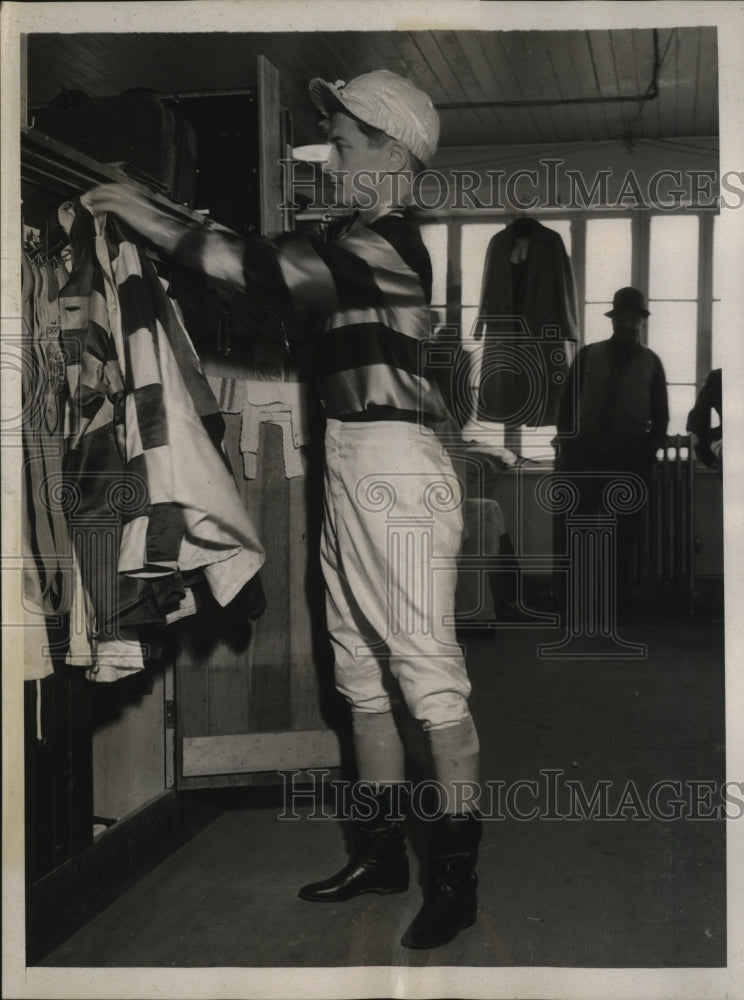 1939 Press Photo Jockey Don Meade after first day of races at Jamaica Park