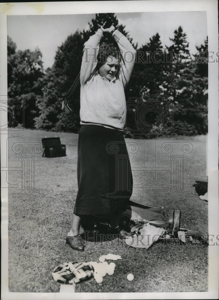 1951 Press Photo Golfer Patty Berg limbers up before practice round, Sunningdale- Historic Images