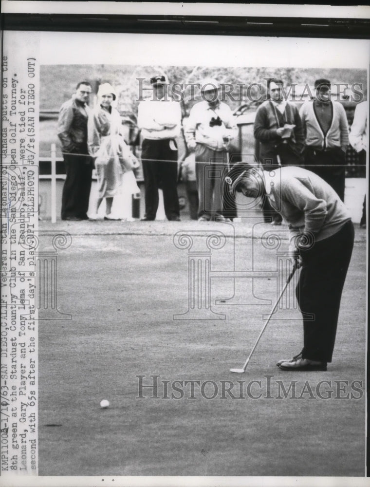 1963 Press Photo Veteran golfer Stan Leonard putts during San Diego Open tourney- Historic Images