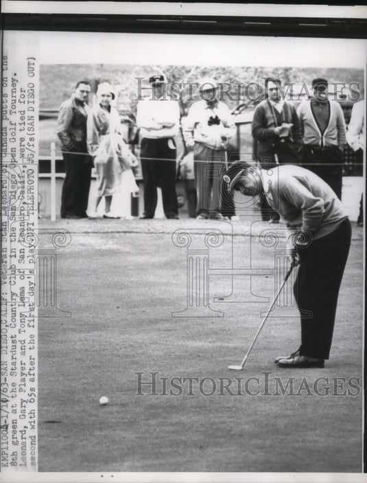1963 Press Photo Veteran golfer Stan Leonard putts during San Diego Open tourney- Historic Images