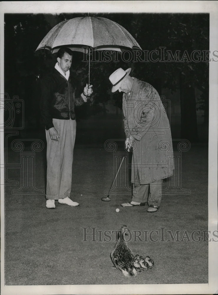 1944 Press Photo Emory Peter and Bob Bruce on the golf course at Oak Park- Historic Images