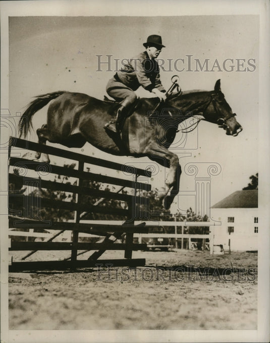 1940 Press Photo Erin's Son of W.J. Kennedy Stables clears jump at Pinehurst, NC- Historic Images
