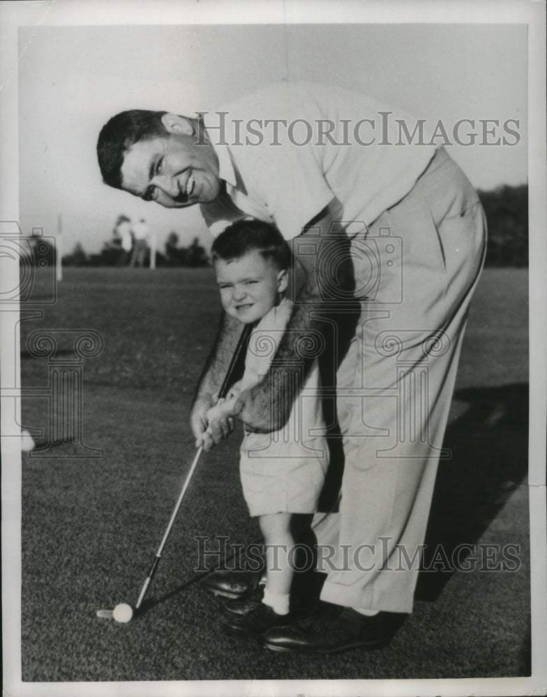 1950 Press Photo Golfer Johnny Palmer teaches son Johnny Jr. how to putt- Historic Images