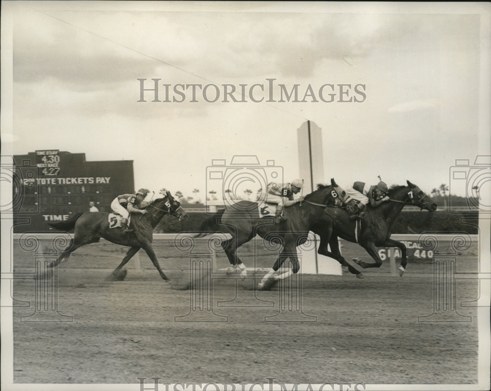 1940 Press Photo Gay American ridden by McCombs wins race at Tropical Park- Historic Images