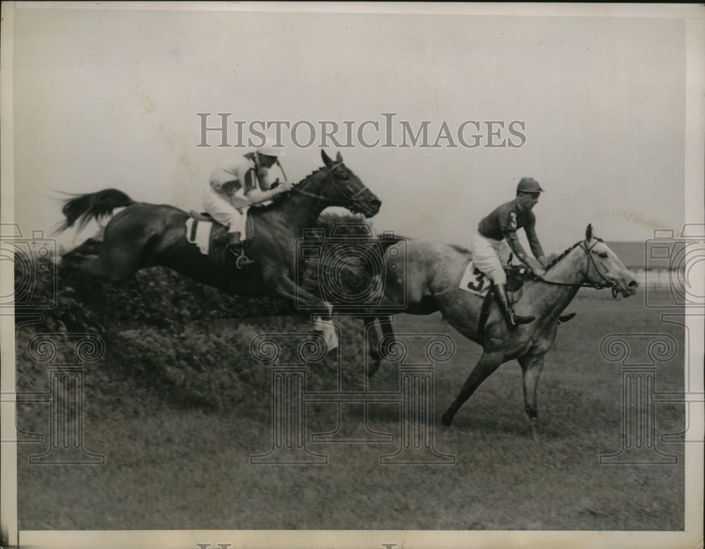 1936 Press Photo Ferryman wins Steeplechase Handicap at Aqueduct race track- Historic Images