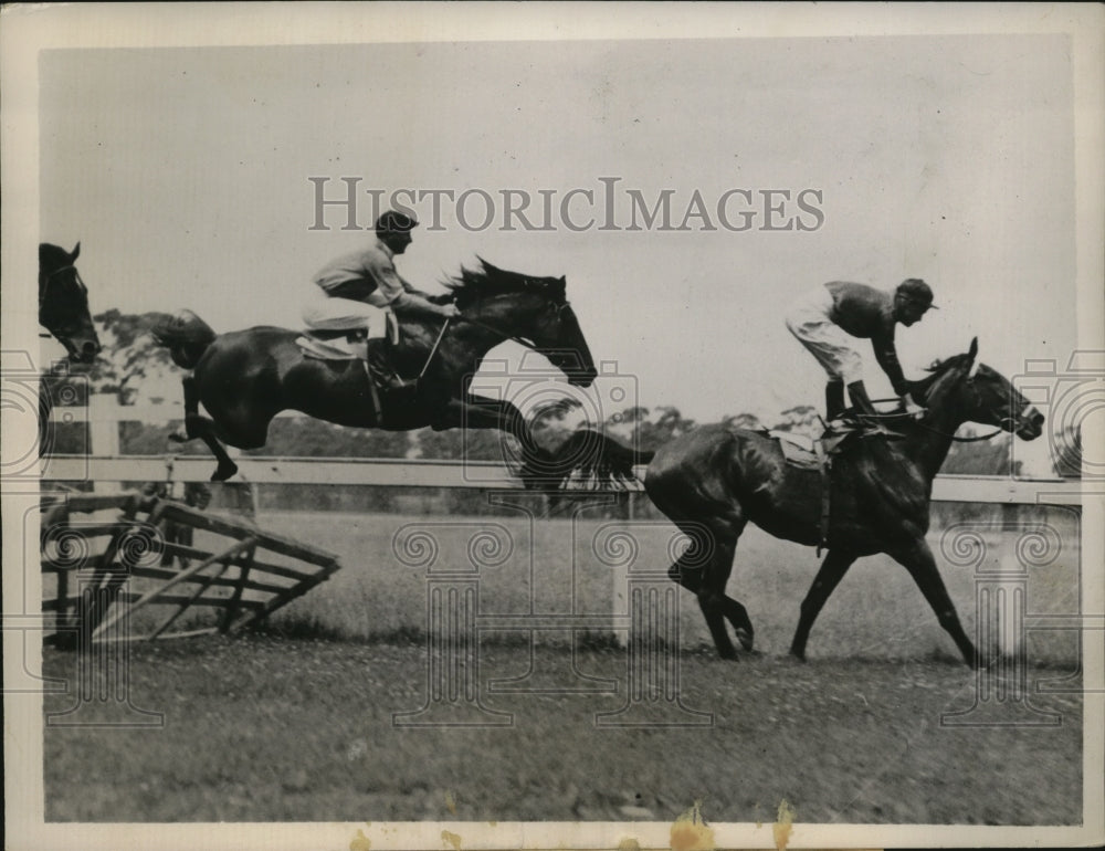 1936 Press Photo Jockey almost comes off his horse during steeplechase race- Historic Images