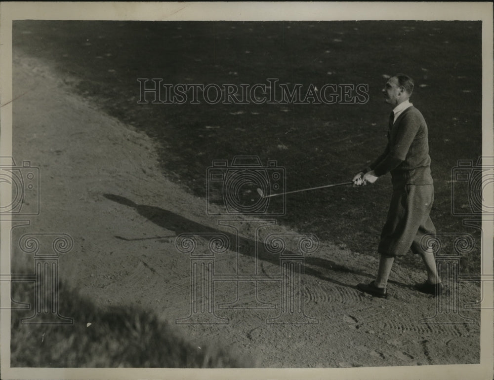 1929 Press Photo Golfer B. King plays out of sand at Walton Heath, Surrey- Historic Images