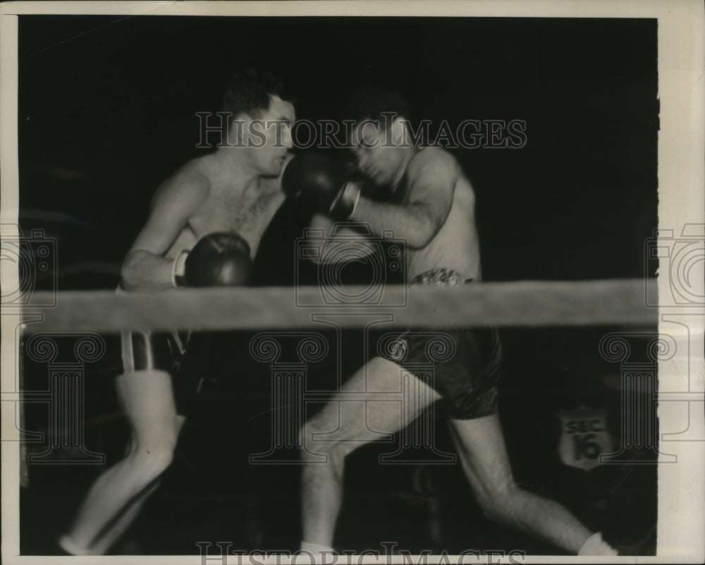 1939 Press Photo Fire Dept. boxer Alec Demedowitz fights Frank Morris- Historic Images