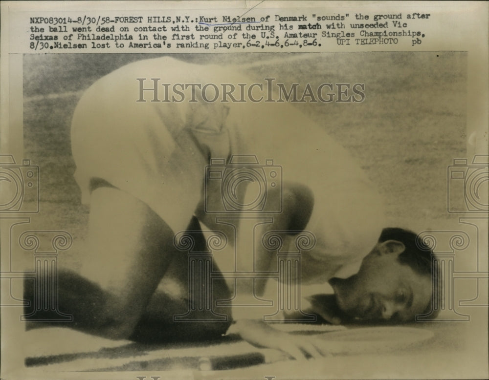 1958 Press Photo Kurt Nielsen of Denmark checks the ground after odd tennis shot- Historic Images