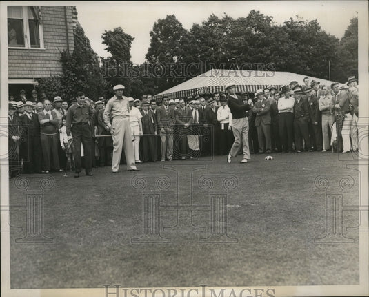 1938 Press Photo Golfer Denny Shute tees off in front of a gallery of fans- Historic Images