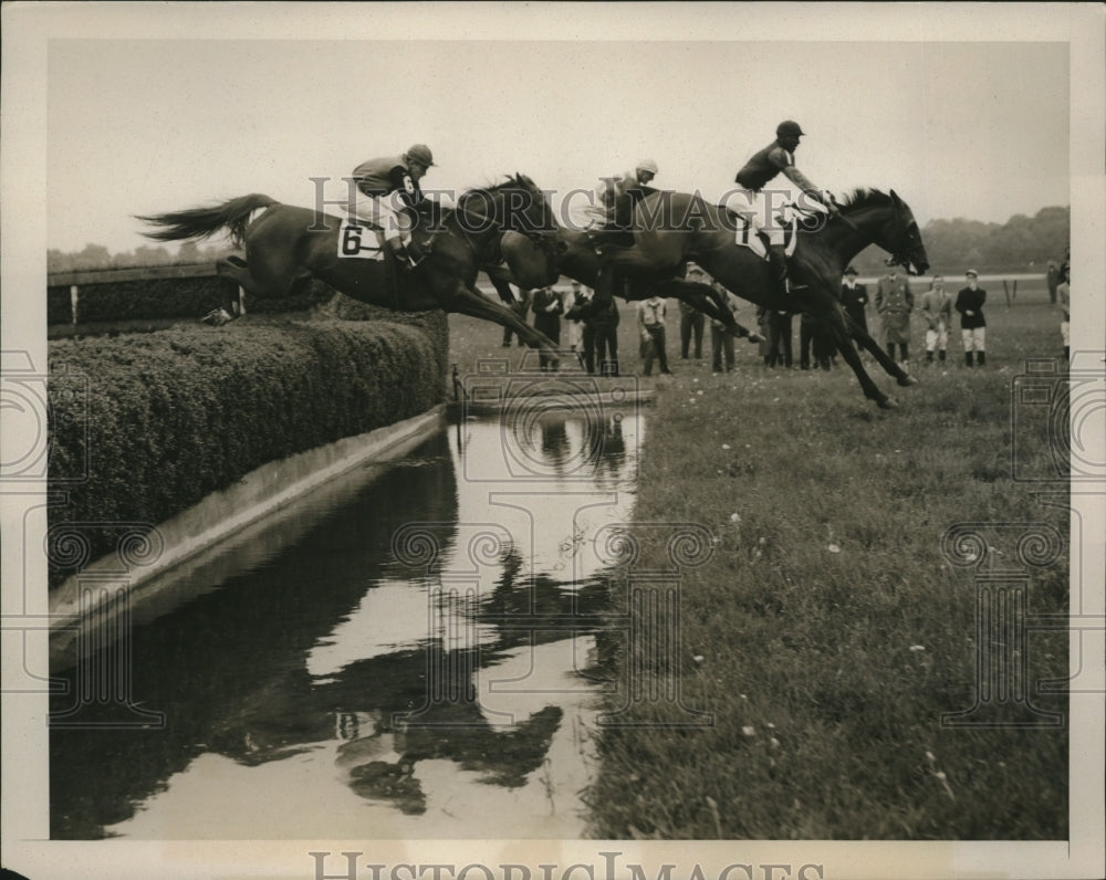 1940 Press Photo Bay Dean leads the field over jump at Piping Rock Steeplechase- Historic Images