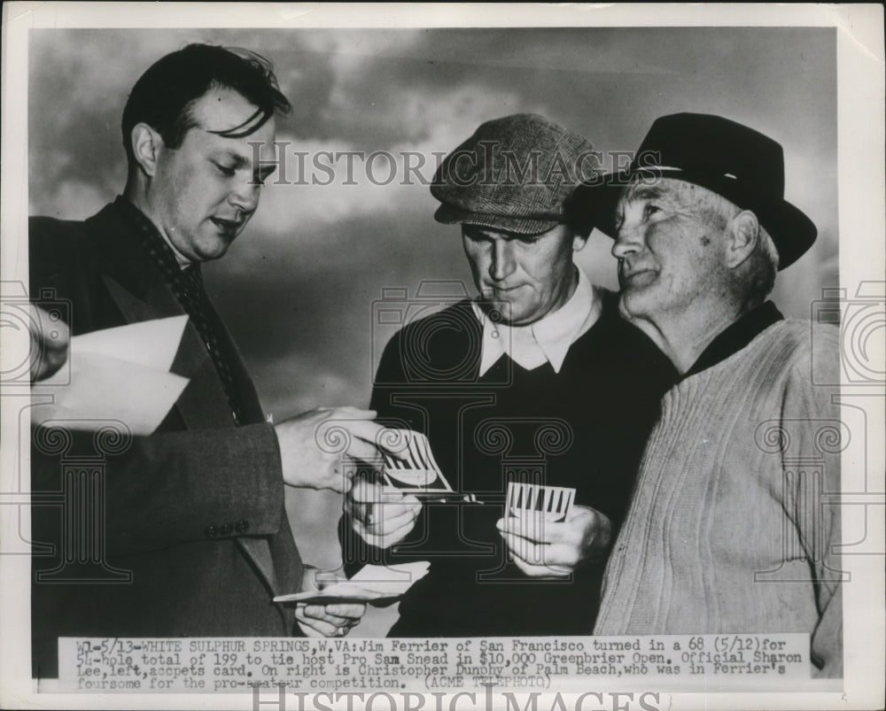 1951 Press Photo Jim Ferrier turns in score card at end of Greenbrier Open- Historic Images