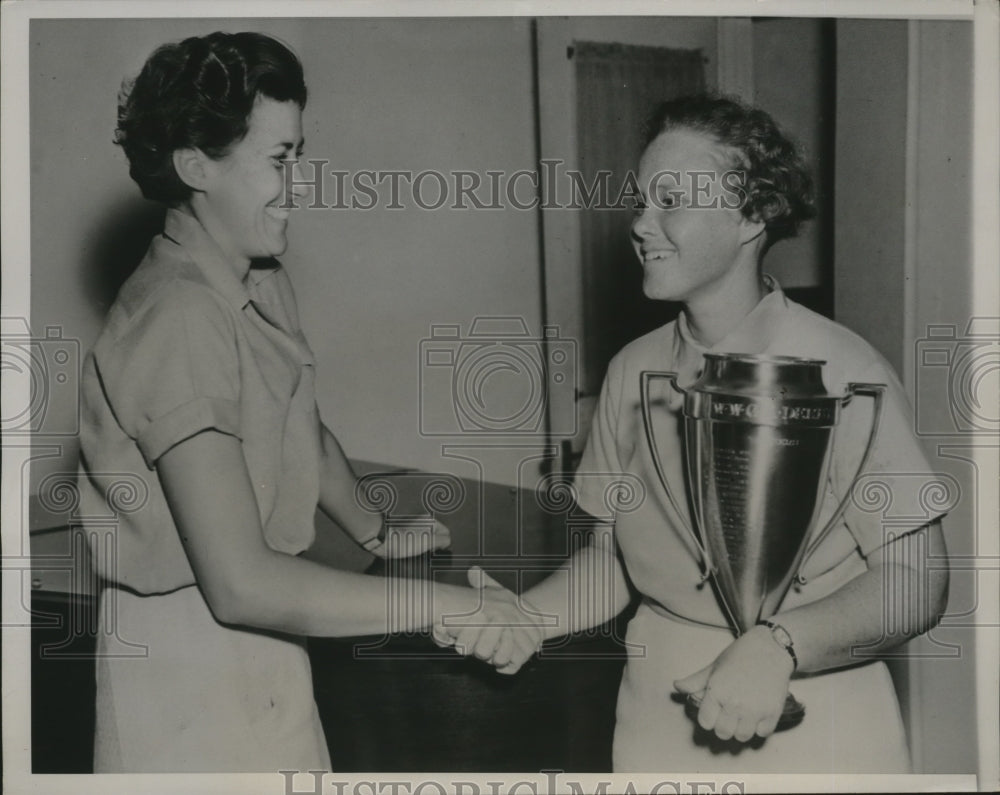 1938 Press Photo Patty Berg congratulated by Marian Miley, winning Western Open- Historic Images