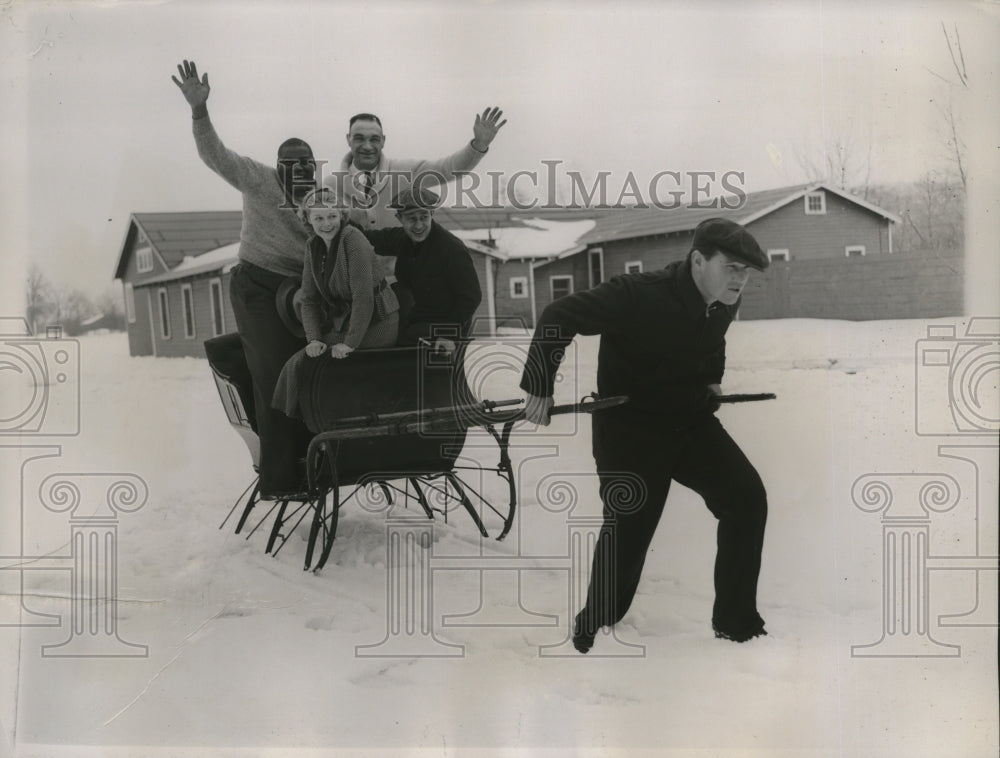 1936 Press Photo Cuban heavyweight boxer Isador Gabtanaga carries trainer- Historic Images