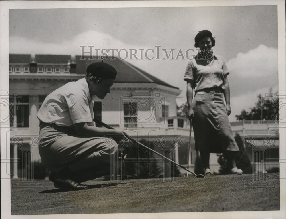 1938 Press Photo Golfer Patty Berg lines up putt on home green at Broadmoor- Historic Images