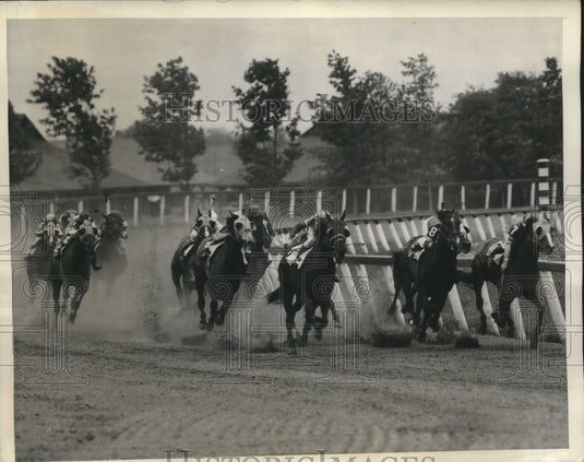 1945 Press Photo Jaquita wins the second race of the day at Jamaica race track- Historic Images