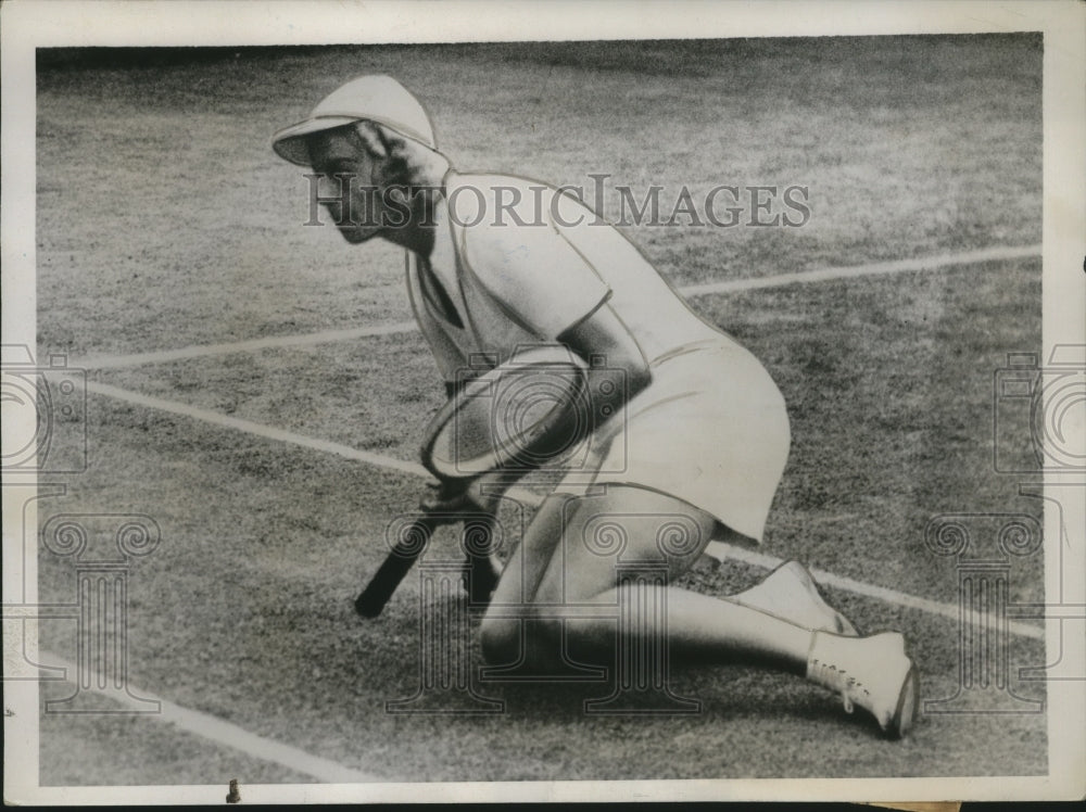 1937 Press Photo American tennis champ Alice Marble falls in Wimbledon practice- Historic Images