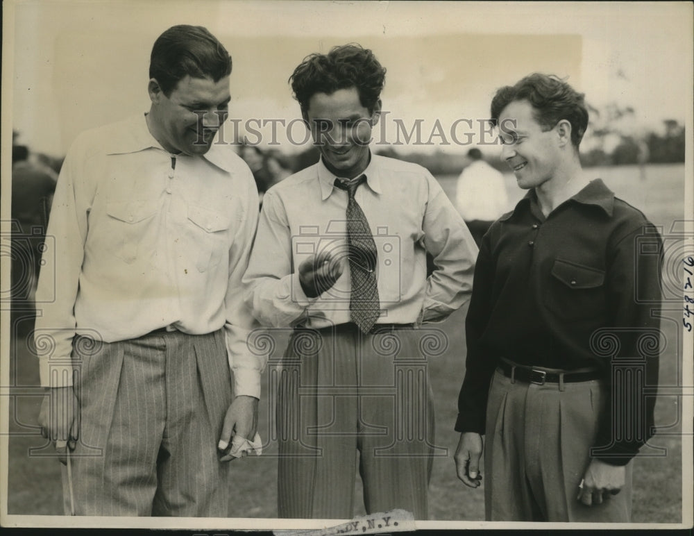 1940 Press Photo Golfer Henry Hogan scores hole in one at Pinehurst Country Club- Historic Images