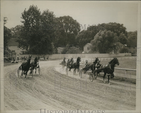 1937 Press Photo Freckles leads the field during a race at the Goshen, NY track- Historic Images