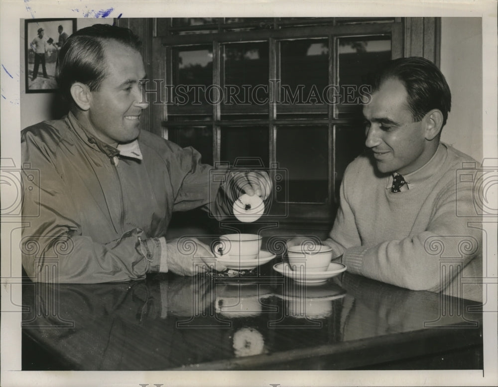 1939 Press Photo Paul Runyan and Howard Schanzer have drinks before Pro-Am- Historic Images