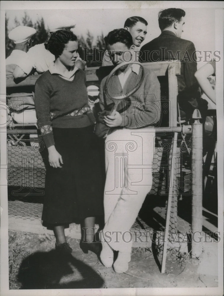 1936 Press Photo Golfer Patty Berg talks with Tennis player Bitsy Grant- Historic Images