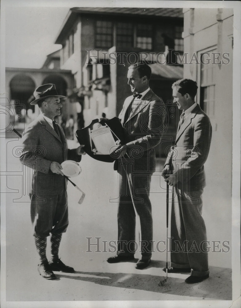 1934 Press Photo Harold Buckminster receives Yadkin Club golf trophy, Pinehurst- Historic Images