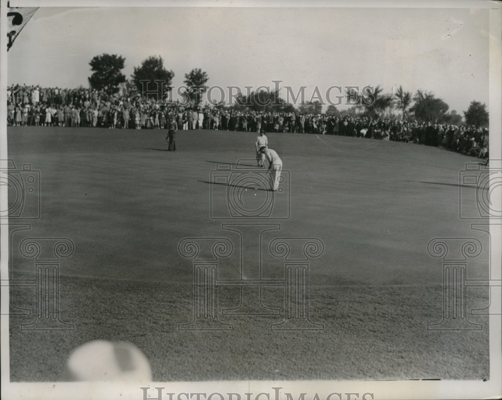 1938 Press Photo Golfer Patty Berg putts at National Women&#39;s Golf Championship- Historic Images