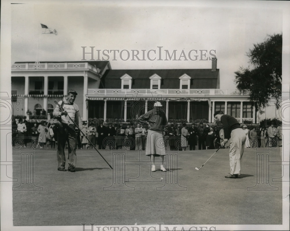 1938 Press Photo Golfer Patty Berg putts in qualifying, Women's Amateur tourney