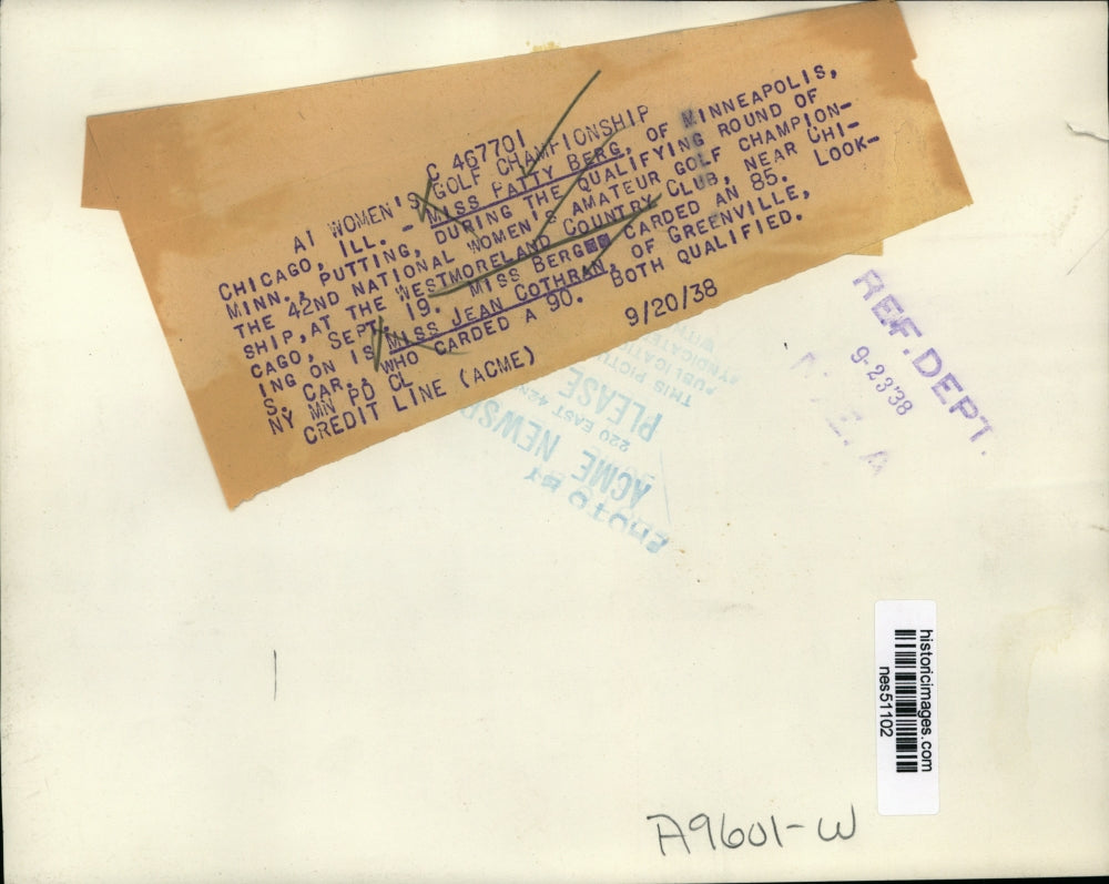 1938 Press Photo Golfer Patty Berg putts in qualifying, Women's Amateur tourney