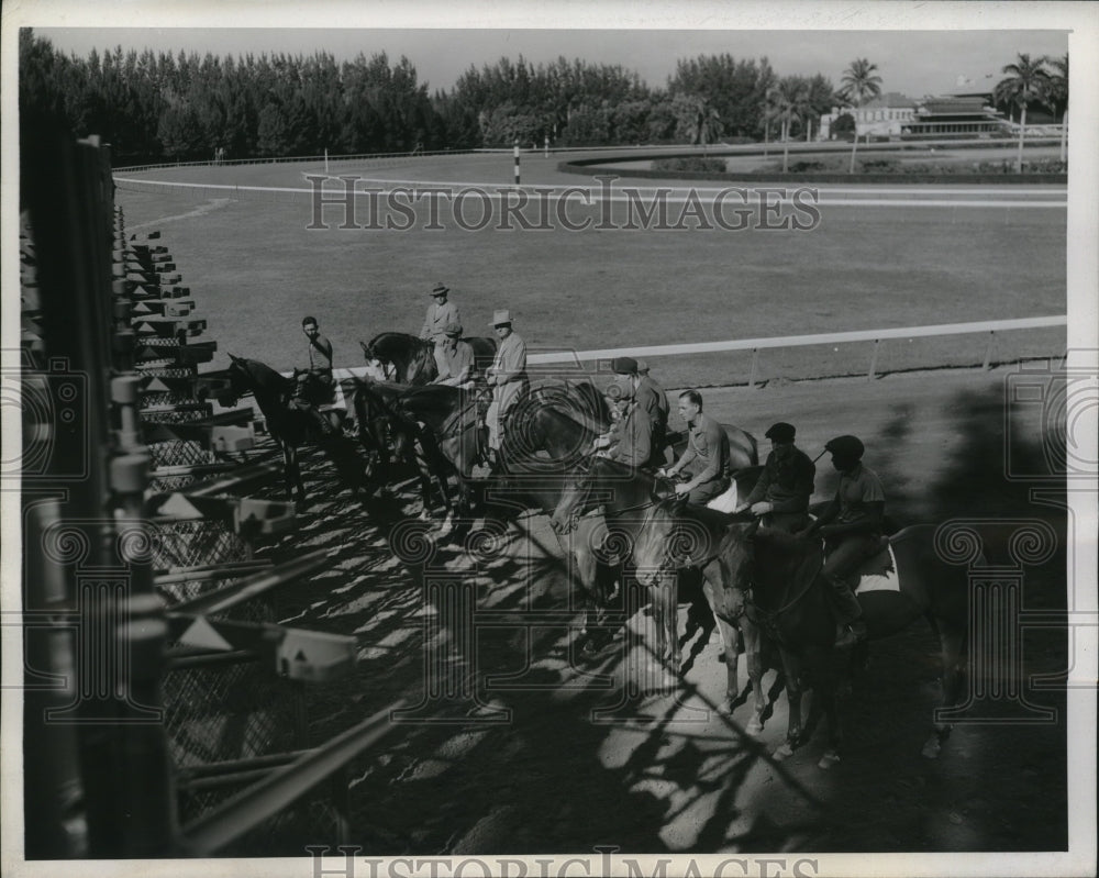 1945 Press Photo Trainer Ben Jones watches two-year-old horses in training- Historic Images