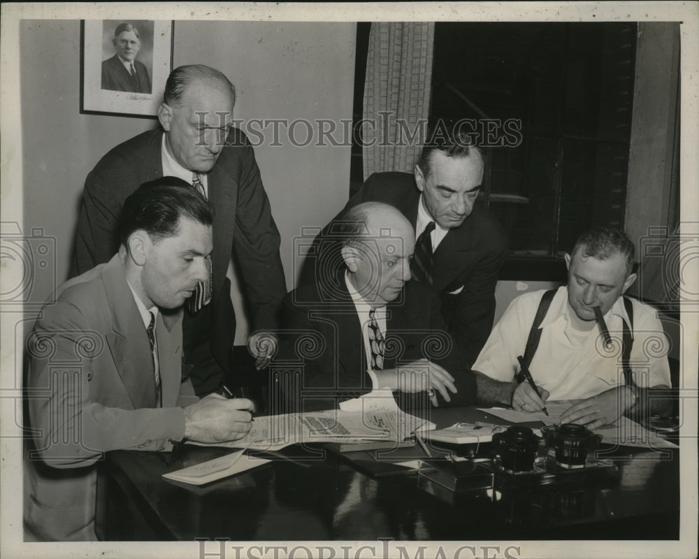 1939 Press Photo Boxer Two-Ton Tony Galento signs fight with Lou Nova- Historic Images