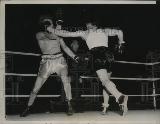 1938 Press Photo Boxer Frankie Kainrath hit by Ulderico Sergo in Chicago fight- Historic Images