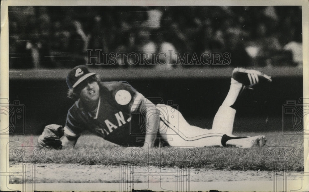 1975 Press Photo Cleveland Indians Fritz Peterson on ground after making throw- Historic Images