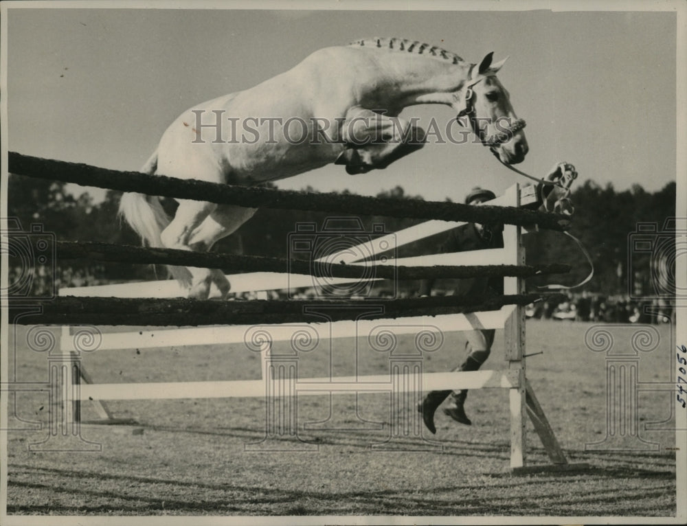 1940 Press Photo Nat&#39;l champ jumper Little Squire jumping exhibition, Pinehurst- Historic Images