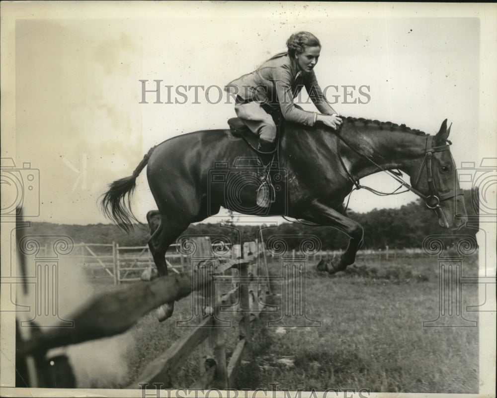 1934 Press Photo Katherine Owen on Guard at North Shore Horse Show, New York- Historic Images