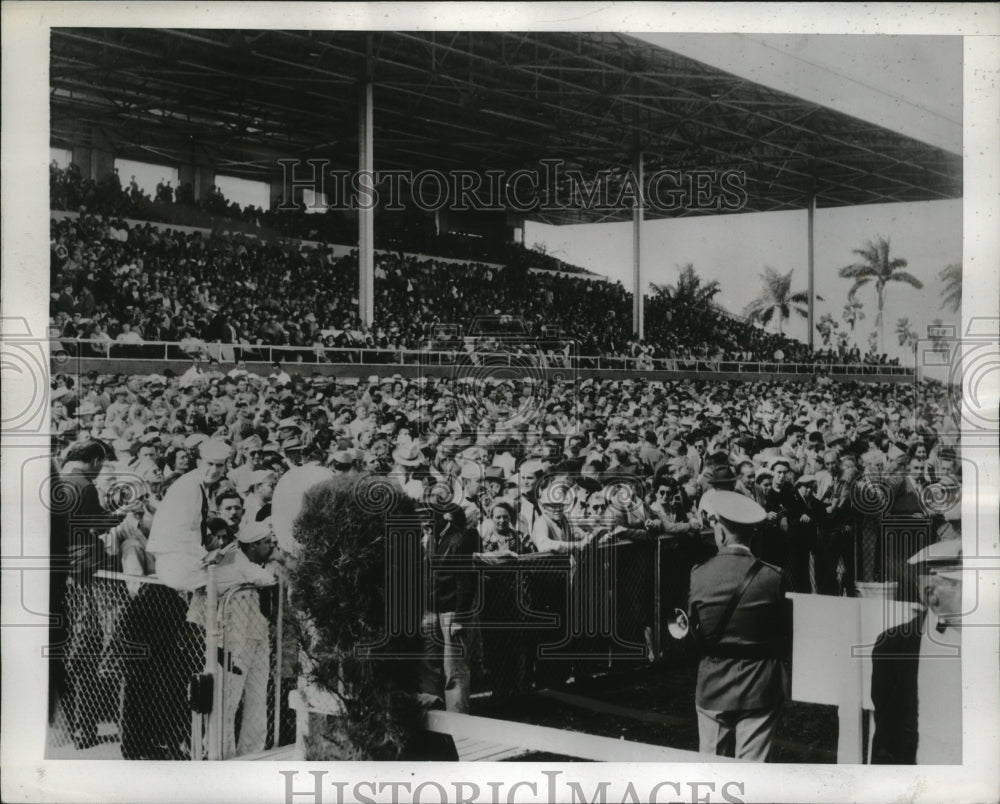 1944 Press Photo Opening day of Christmas racing season at Tropical Park, Miami- Historic Images